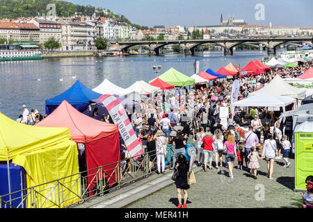 Moldau Fluss Prag Naplavka Bauernmarkt Tschechische Republik Moldau in Prag Stockfoto