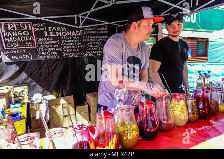 Hausgemachte Lemonade in Naplavka, Bauernmarkt, Prag, Tschechische Republik Dammbar Limonade Verkäufer Stockfoto