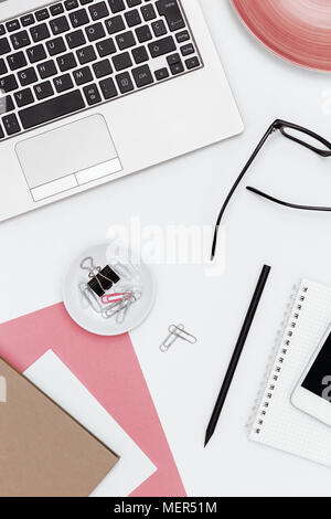 Feminine Business Desk von oben auf weißem Hintergrund. Flach Stockfoto