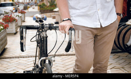 Closeup Image der Jungen hipster Mann mit retro Fahrrad Stockfoto