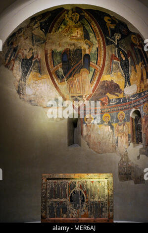 Apsis von esterri von Cardos (2. Hälfte des 12. Jahrhunderts). Fresko thronenden Christus in der Mandorla und der Tetramorph. In den ersten Platz, Frontal von einem Altar (1225) von esterri von cardos. Anonyme, Katalonien. Workshop der Seu de Urgell von 1200. Romanik. Sowohl von der Kirche von Sant Pau und Sant Pere, Esterri de Cardos, Provinz Lleida, Spanien. National Museum der kunst von Katalonien (MNAC). Barcelona. Katalonien. Spanien. Stockfoto