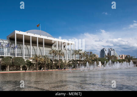 Ein Brunnen in Jardines del Turia, einem ehemaligen Flussbett durch Valencia, Spanien, mit dem Palau De La Musica Konzertsaal im Hintergrund. Stockfoto