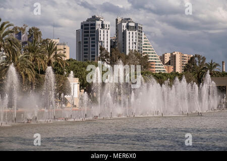 Dekorative Springbrunnen in Jardines del Turia, einem ehemaligen Flussbett zu einem öffentlichen Garten durch das Zentrum von Valencia, Spanien, umgewandelt. Stockfoto