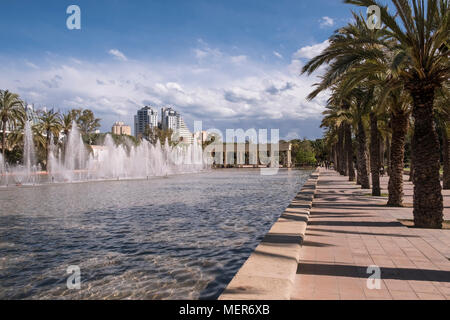 Dekorative Springbrunnen in Jardines del Turia, einem ehemaligen Flussbett zu einem öffentlichen Garten durch das Zentrum von Valencia, Spanien, umgewandelt. Stockfoto