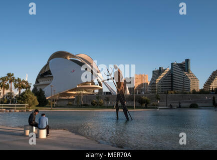 Kleiner See mit modernen Metal Kunstwerk in Jardines del Turia, mit Palast der Künste Reina Sofia Gebäude im Hintergrund, Valencia, Spanien. Stockfoto