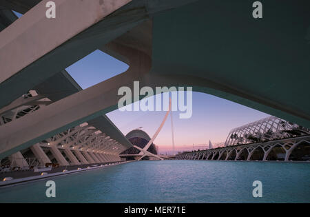 L'Umbracle Gebäude, mit El Pont de l'Assut de l' oder in den Hintergrund, die Stadt der Künste und Wissenschaften, Valencia, Spanien Stockfoto