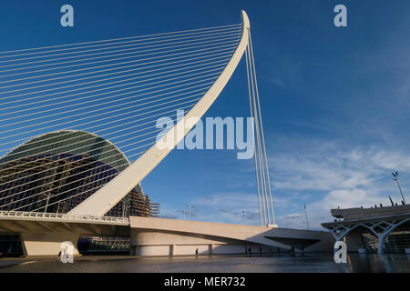 Die Assut de l' oder Brücke, eine Funktion auf die Skyline der Stadt und einen Teil der Stadt der Künste und Wissenschaften in Valencia, Spanien. Stockfoto