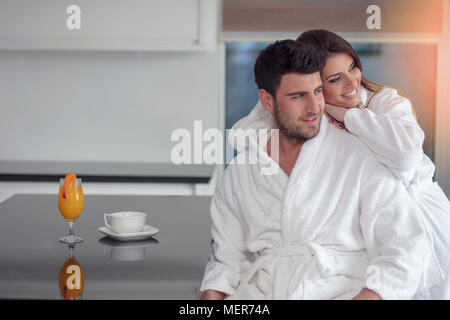 Porträt eines Mannes und seiner Frau in der Küche beim Frühstück Stockfoto