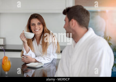 Porträt eines Mannes und seiner Frau in der Küche beim Frühstück Stockfoto