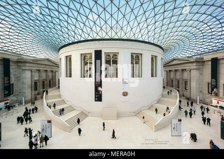 London. England. Das British Museum, der große Hof, Interieur, mit dem Lesesaal in der Mitte. Die Queen Elizabeth II Great Court, entworfen von Fo Stockfoto