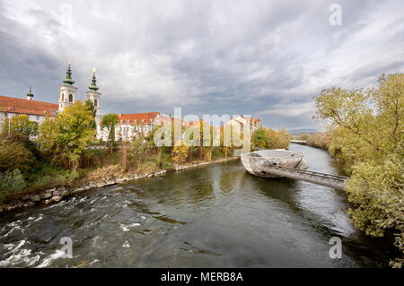 Künstliche Insel in der Mur in Graz. Stockfoto