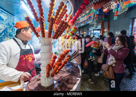 Die Leute an der Wangfujing Snack Street in Peking Stockfoto