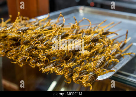 Gebratene scorpion zum Verkauf zu einem Essen in China Abschaltdruck Stockfoto