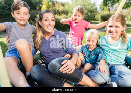 Familie mit Mutter, Söhne und Töchter, die Foto zusammen Stockfoto