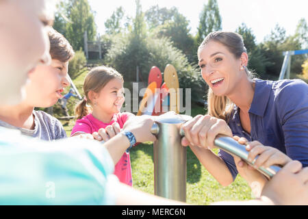 Familie Spaß am Abenteuer Spielplatz im Park Stockfoto