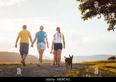 Familie und Hund nach Hause gehen Stockfoto