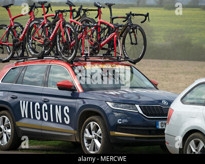 Winning Team Wiggins Radrennen unterstützen Auto mit Ersatz-Zyklen während 2018 Internationale Kreislauf Classic Rasse, Melton Mowbray, Leicestershire, Großbritannien Stockfoto
