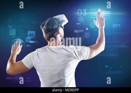 Aufmerksame Programmierer mit Virtual reality Brillen und arbeiten bei seinem Programm Stockfoto