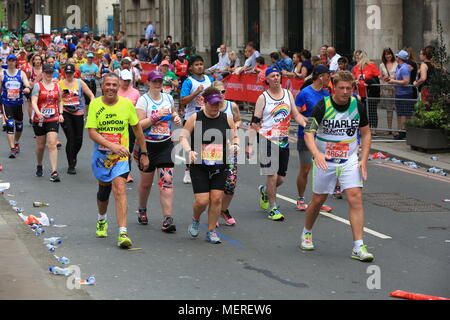 Datensatznummern erwartet, um zu beginnen die Jungfrau 2018 Geld London Marathon Sonntag, 22 April, nach mehr als 41.000 für das Rennen angemeldet, die in den letzten vier Tagen. Stockfoto