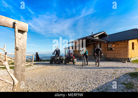 Eine Gruppe von Freunden ist über Abenteuer auf Mountain Bikes und ATV Quad Bikes vor Mountain House zu starten. Stockfoto