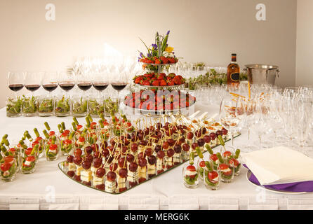 Wunderschön eingerichtete catering Bankett mit Burgern, Profiteroles, Salate und kalte Snacks. Vielzahl von leckeren Snacks auf dem Tisch Stockfoto