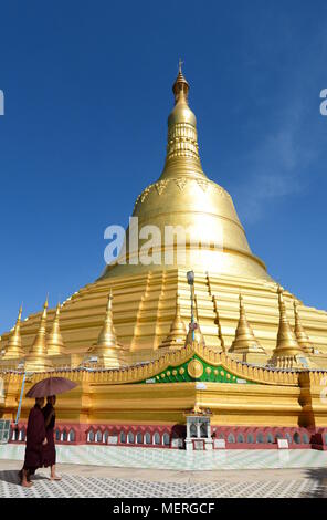 Buddhistische Mönche in Shwemawdaw Pagode. Bago. Myanmar Stockfoto