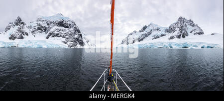 Panoramablick auf Segelboot Bug oder Bug in der berühmten Lemaire Kanal in der Antarktischen Halbinsel. Umgeben von Bergen und Gletschern beim Segeln in Stockfoto