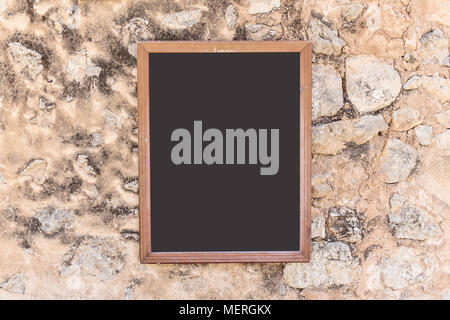 Palma de Mallorca, Spanien, Menü board hängend an einer Steinmauer. Menü board. Stockfoto