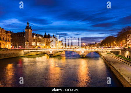 Das Stadtzentrum von Paris bei Nacht mit Böschungen der Fluss Seine und beleuchtete Straße und historischen Pariser Gebäude der Conciergerie auf Cité Insel, Blu Stockfoto