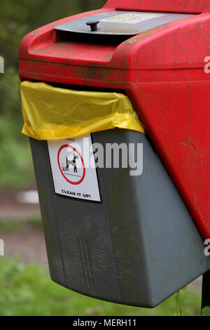 Eine helle rote und graue Hundehaufen bin in Kyle Cathie Country Park, Horsham, Großbritannien. Stockfoto