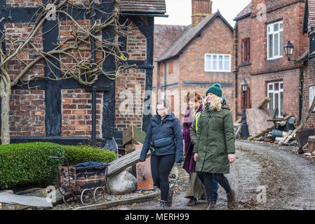 Great Budworth, UK. 11. April 2018. Schauspieler Eleanor Tomlinson und Assistenten gehen Sie auf in der neuen BBC-Drama "Krieg der Welten" von HG Wells, Filme eingestellt Stockfoto