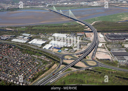 Luftaufnahme der 533 Straße bei Runcorn als kreuzt sie die neue Mersey Gateway cablestay Brücke Stockfoto