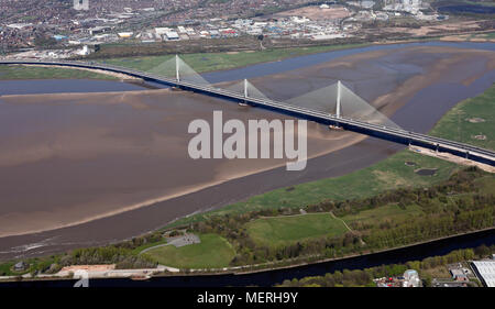 Luftaufnahme der 533 Straße bei Runcorn als kreuzt sie die neue Mersey Gateway cablestay Brücke Stockfoto