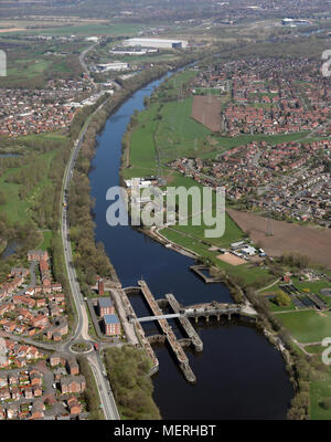 Luftaufnahme Blick nach Osten auf den Manchester Ship Canal am Broad in der Nähe von Manchester, Großbritannien Stockfoto