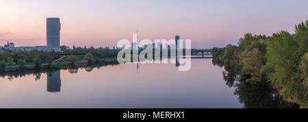 Panorama von Wien (Österreich) in der Nähe der Donau, an einem klaren Morgen im Frühling Stockfoto