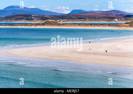 Narin Strand in der Nähe von Ardara, County Donegal, Irland. Die Menschen genießen das schöne Wetter an Irlands Westküste Teil des 'wilden Atlantischen Weise". Stockfoto