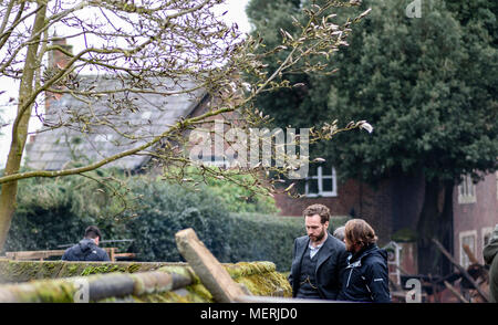 Great Budworth, UK. 11. April 2018. Schauspieler Rafe Spall Gespräche auf dem Regisseur Craig Viveiros in der neuen BBC-Drama "Krieg der Welten" von HG Wells, f Stockfoto