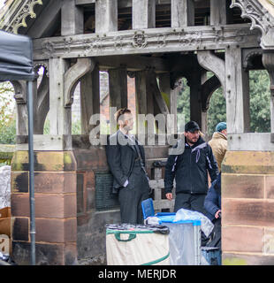 Great Budworth, UK. 11. April 2018. Schauspieler Rafe Spall mit Regisseur Craig Viveiros zwischen Warten dauert in der Kirche Tor in der neuen BBC-Drama "Krieg Stockfoto