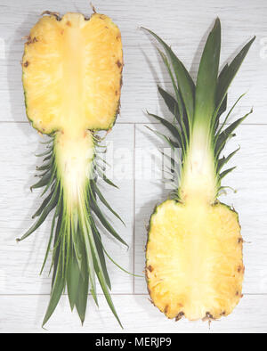 Auf der Suche nach unten von oben auf eine Ananas, in zwei Hälften, die die Innenseite der Fruchtfleisch im Querschnitt in Scheiben geschnitten wurde. Stockfoto