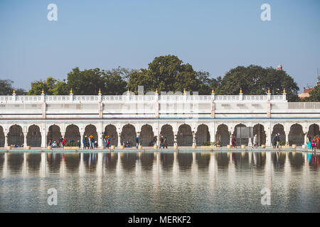 Heiligen Teich vor dem Tempel Gurudwara Bangla Sahib, Goldener Tempel in Delhi Stockfoto