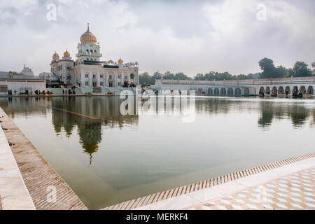 Gurdwara Bangla Sahib ist die prominenteste Sikhs gurdwara. Ein großer Teich, der vor dem Haus Stockfoto