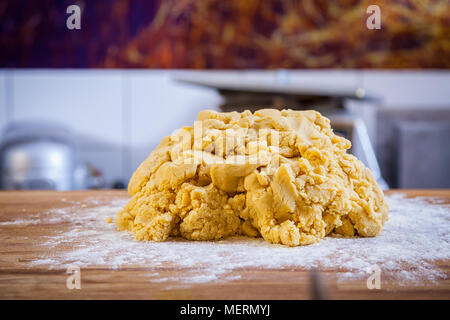 In der Nähe von frischem Teig für Kochen Käse Rollen auf einen hölzernen Tisch in einer Bäckerei Stockfoto