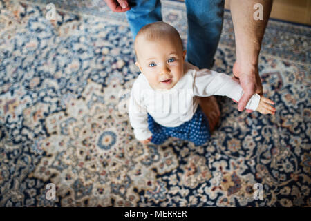 Vater mit einem Baby zu Hause. Erste Schritte. Stockfoto