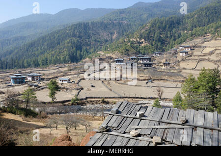 Felder und Häuser im Tal, Haa Valley, Bhutan Stockfoto