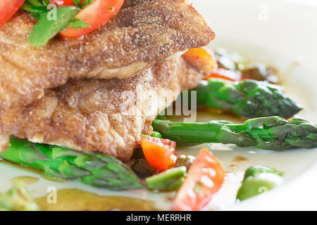 Crusted Snapper mit Spargel Stockfoto