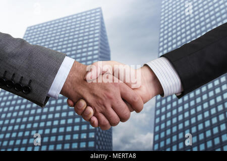 In der Nähe von Menschen Händeschütteln auf dem Hintergrund der modernen Gebäude. Stockfoto