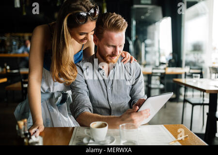 Frau und Mann Flirten im Cafe Stockfoto