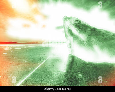 Abstrakte Wirkung. Detail Ansicht in ein Ice auf tiefe Kratzer und Risse. Cut Scholle gegen den Abendhimmel und Suchscheinwerfer. Stockfoto