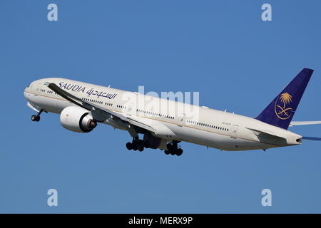 Saudi Arabian Airlines Boeing 777 HZ - AK 19 Abflug vom Flughafen London Heathrow, Großbritannien Stockfoto