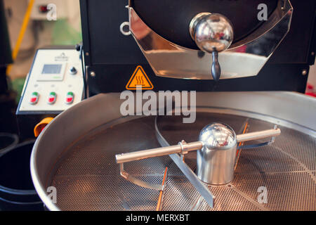 Bild der leere Bügeleisen Maschine zum Rösten von Kaffee Stockfoto